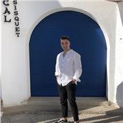 Soy estudiante de Ciencias de la actividad física y del deporte y tengo conocimientos de inglés (nivel B2). Se me da bien trabajar con niños y hacer que consigan sentirse interesados por las materias que doy